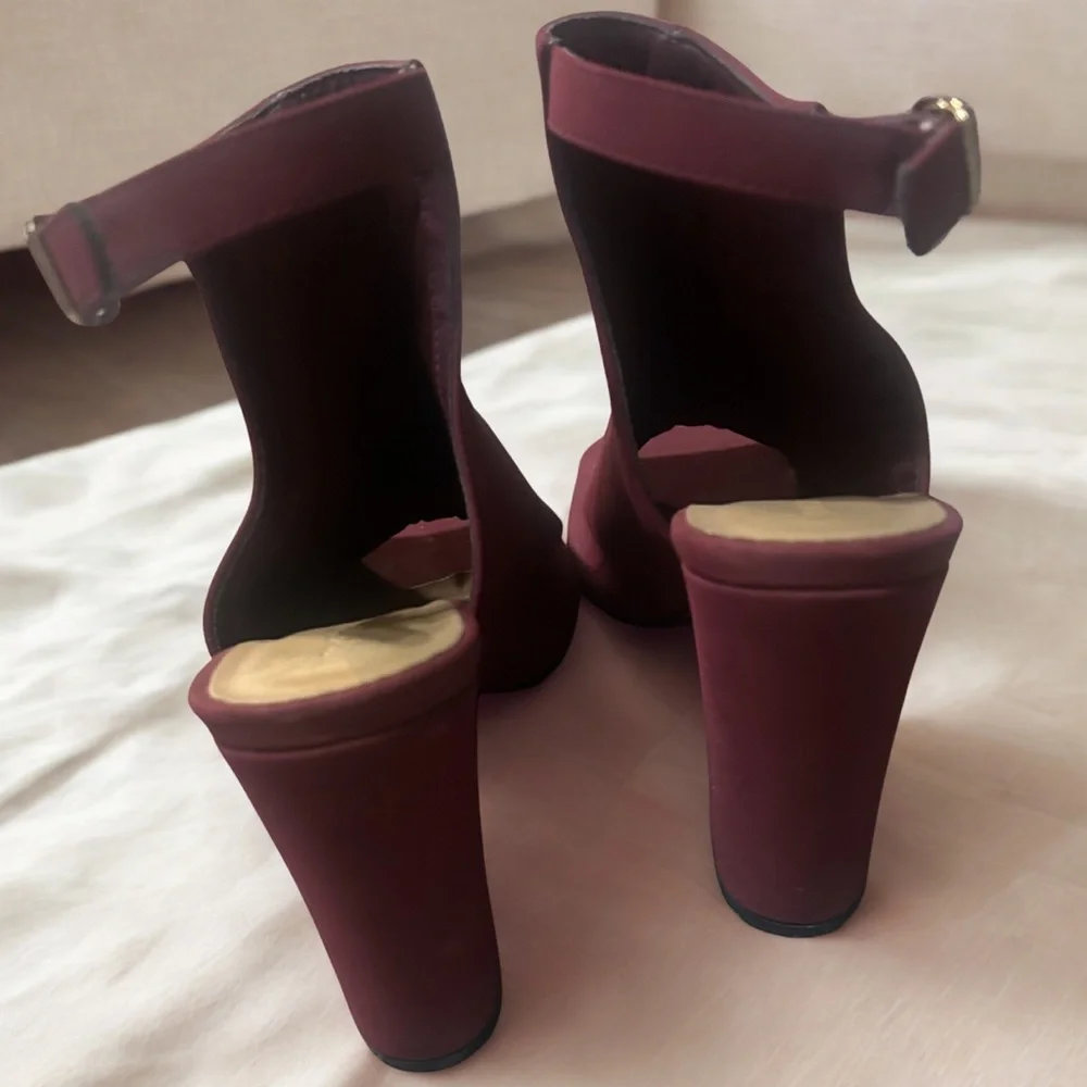 Bamboo Maroon Block Heel Sandals – Open Toe Ankle Strap – Size US 10/ EUR 40